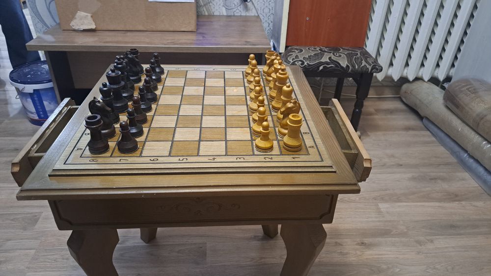 Шахматный  стол.