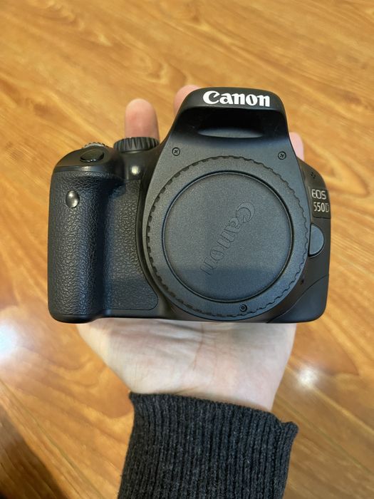 Canon EOS 550D — идеальное состояние, почти не использовался