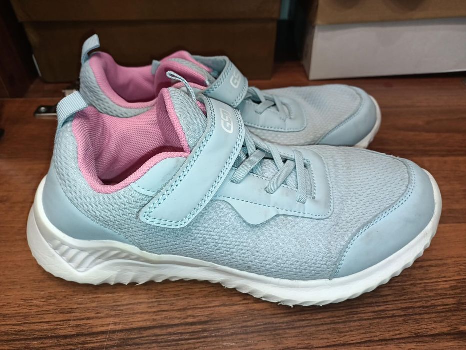 Кроссовки женские