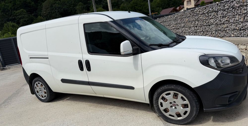 Fiat Doblo Mașină cu revizii făcute în reprezentanta la timp .