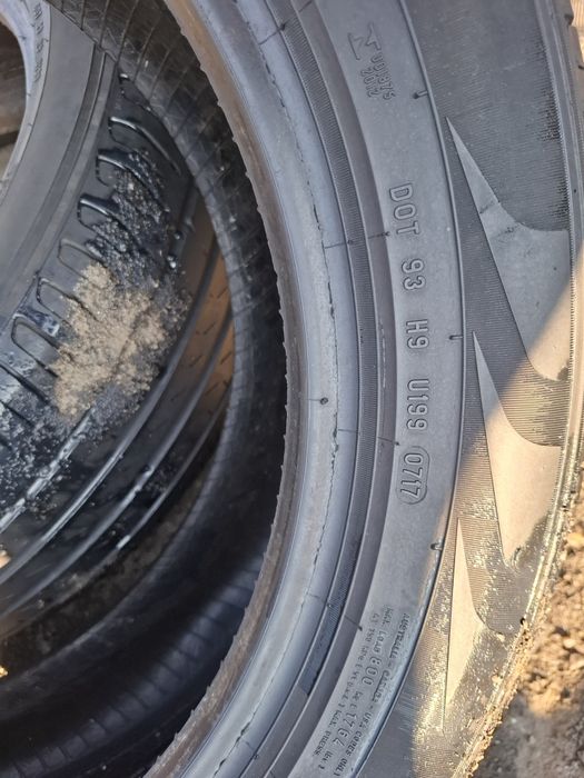Vand 2 anvelope 235 55 18 pireli bune de vara