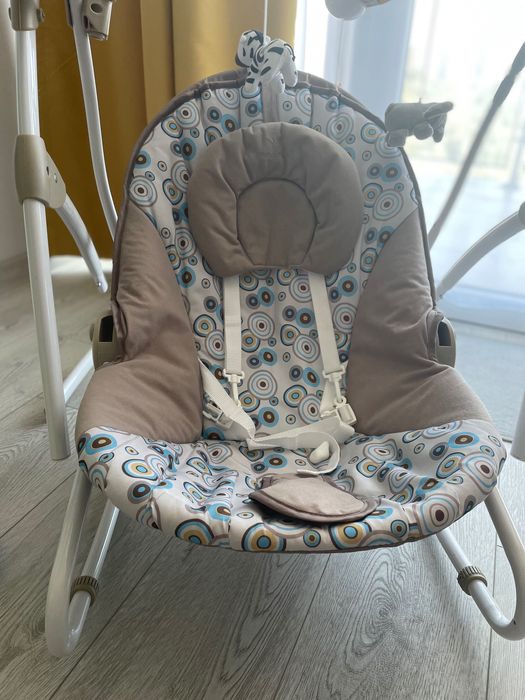 Шезлонг за бебе с люлеещ и звуков механизъм