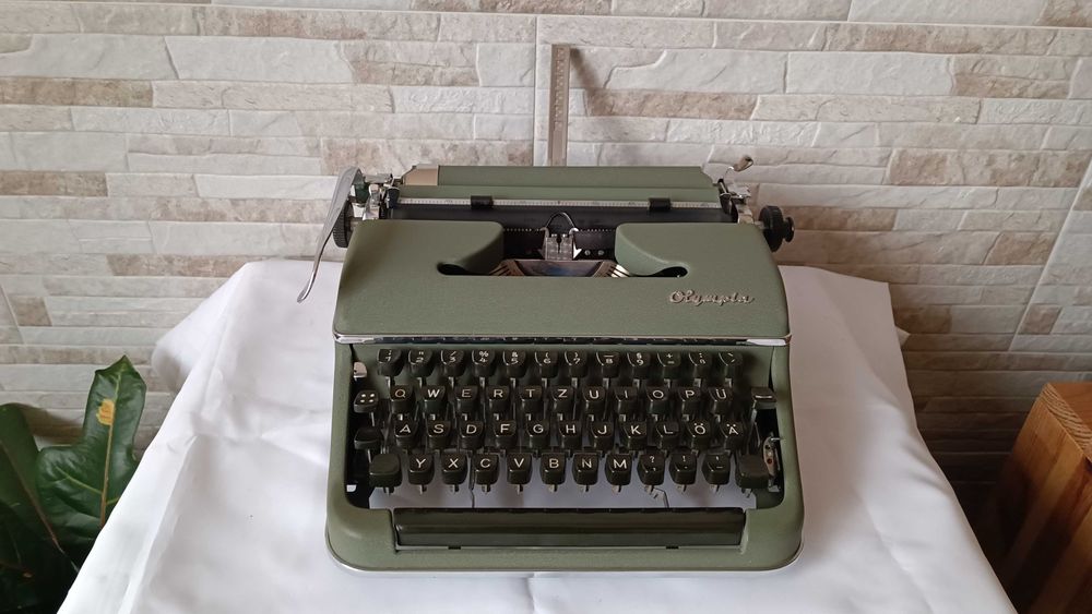 Стара пишеща машина Olympia SM2 - Made in Germany - 1950" година