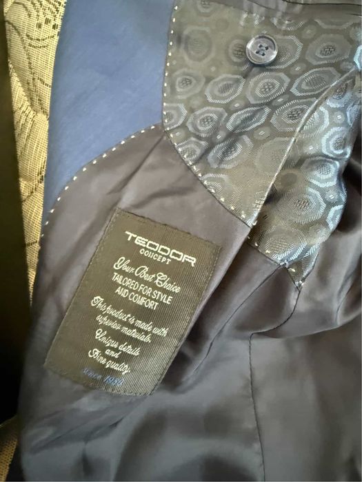 Продавам костюм