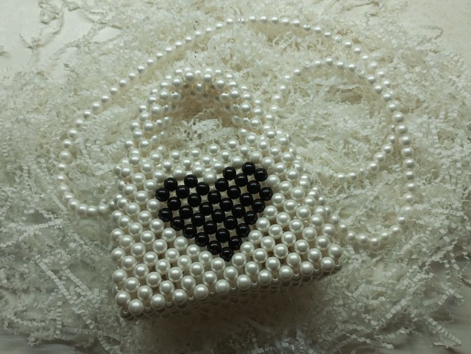 Белая сумка из бусин