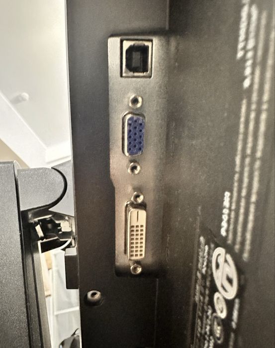 Монитор Dell 2412H б/у в отличном состоянии.