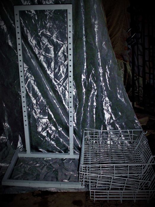 Торговый лоток металлический.