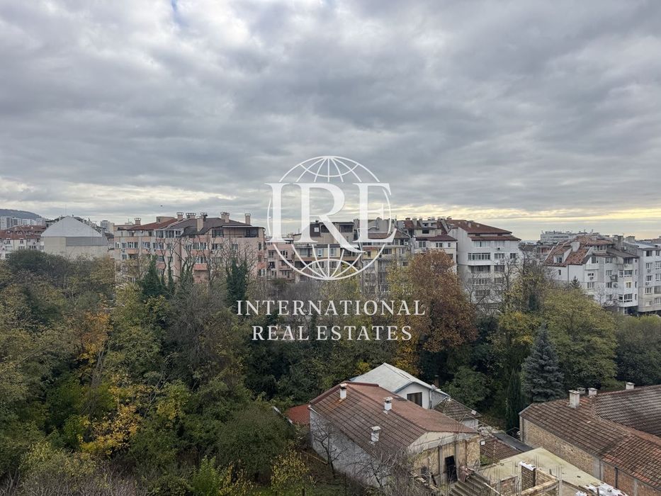 Продава се Четиристаен апартамент в Варна, Цветен квартал - 140 кв.м за 1779 €/кв.м - Снимка #1