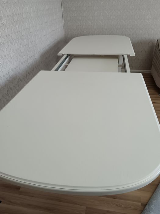 Стол деревянный для гостей