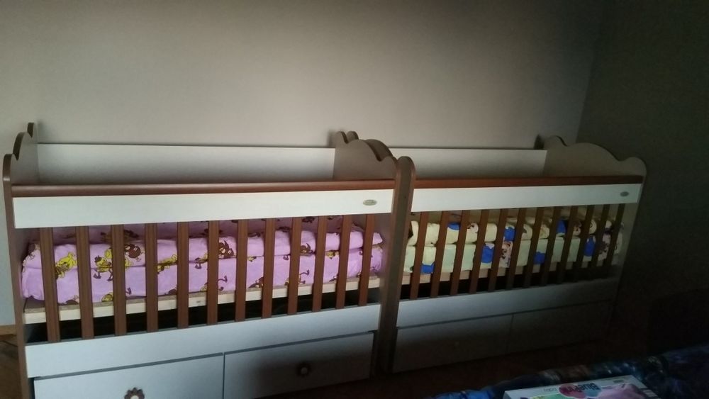 Продавам две детски легла .