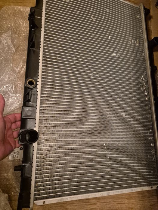 Продавам радиатор за CRV 2 2.0 ръчка.