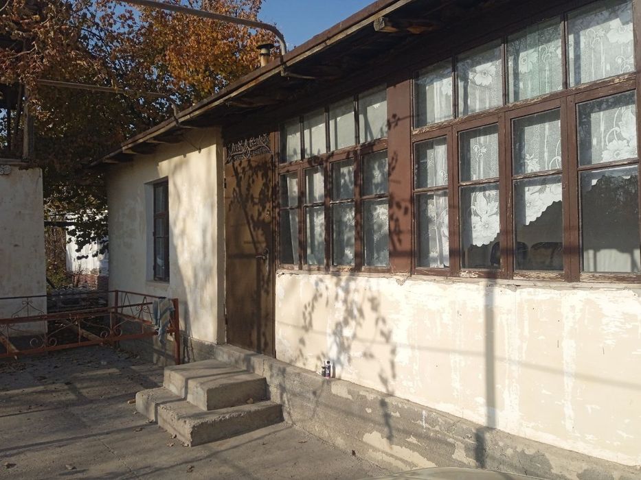 Бустонлиқ тумани Қораманас МФИ Орал Тансикбаев кучаси 79 уй сотилади.