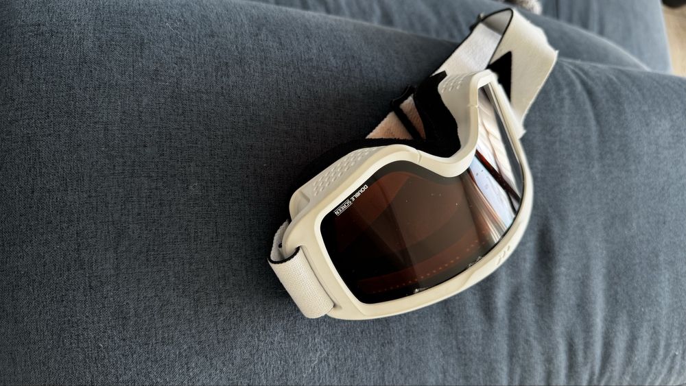 Дамска каска за ски Uvex, 51-55 + очила