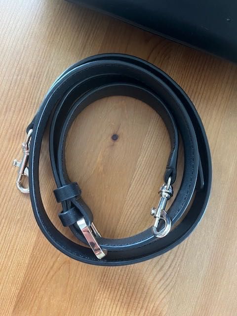 Черна компактна чанта на Guess