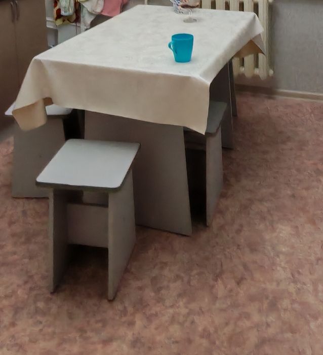 Кухонный стол и табуретки