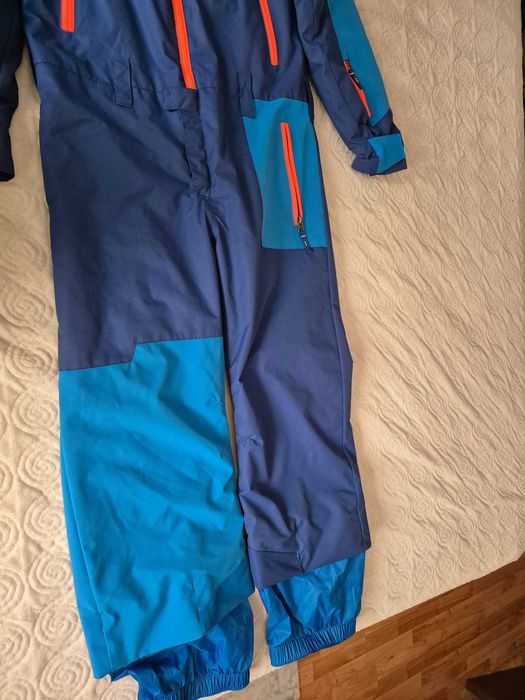 Vând combinezon ski