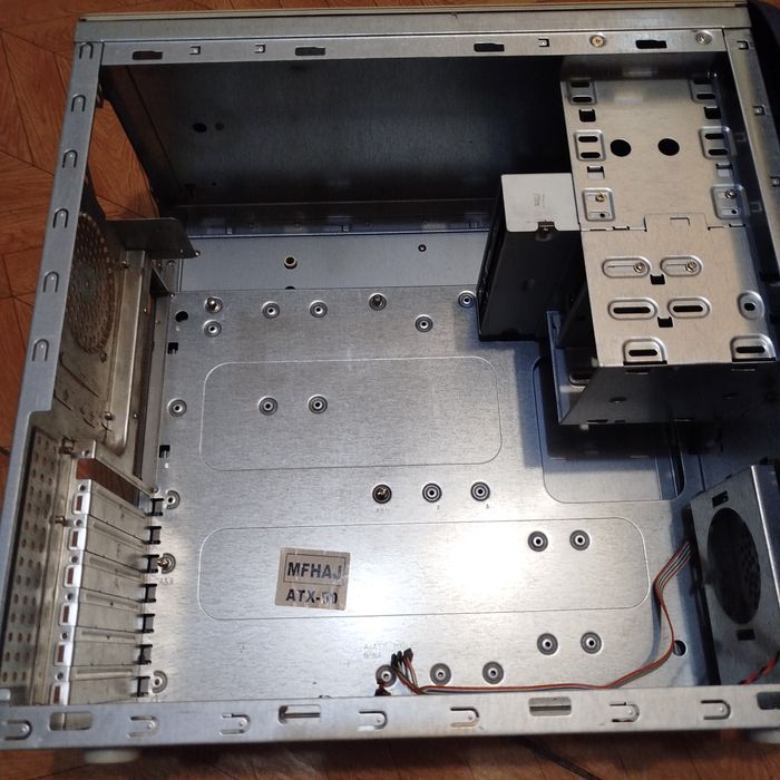 Корпус для компьютера ретро. Есть потертости