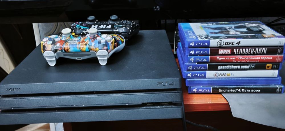 Продам PS4 slim. Срочно!