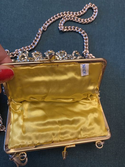 Gentuta eleganta, metalica