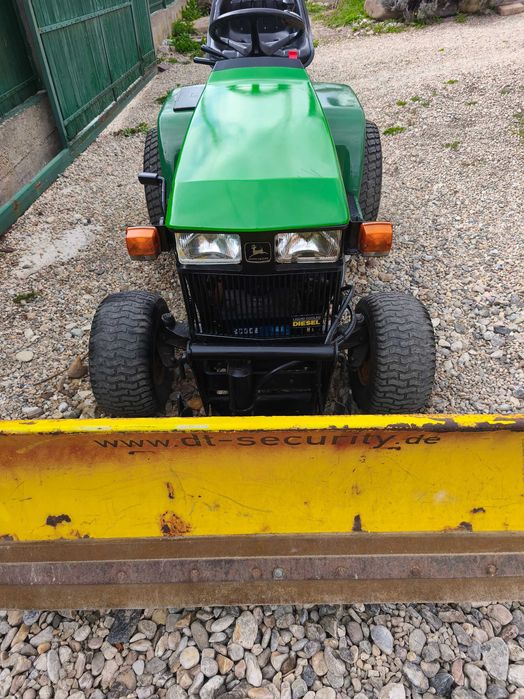 John Deere 455 cu lamă hidraulica Tractor tractoras de tuns iarbă gazon