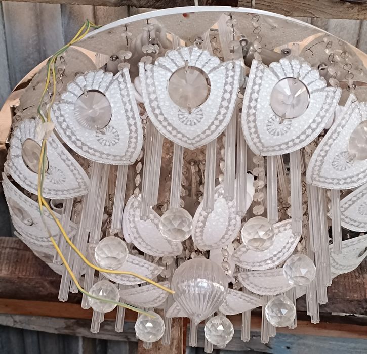 Красивый светильник (большая люстра)