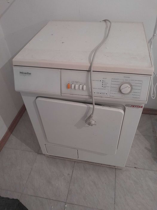 Продавам сошилна Миеле
