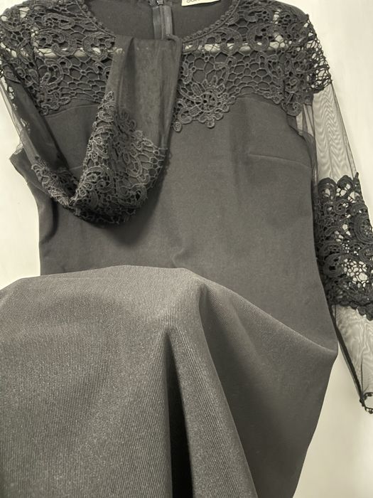 Черна,права рокля,с ефектен ръкав.