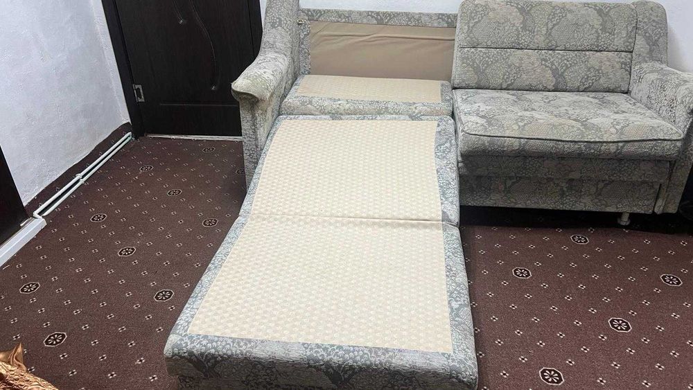 Canapea extensibilă 2 locuri – spațiu dormit 190x160 cm – stare bună