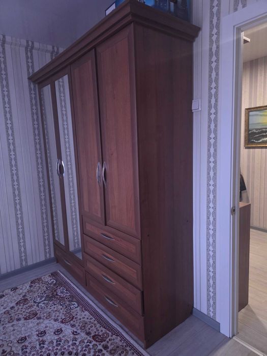 Продам шкаф с зеркалом