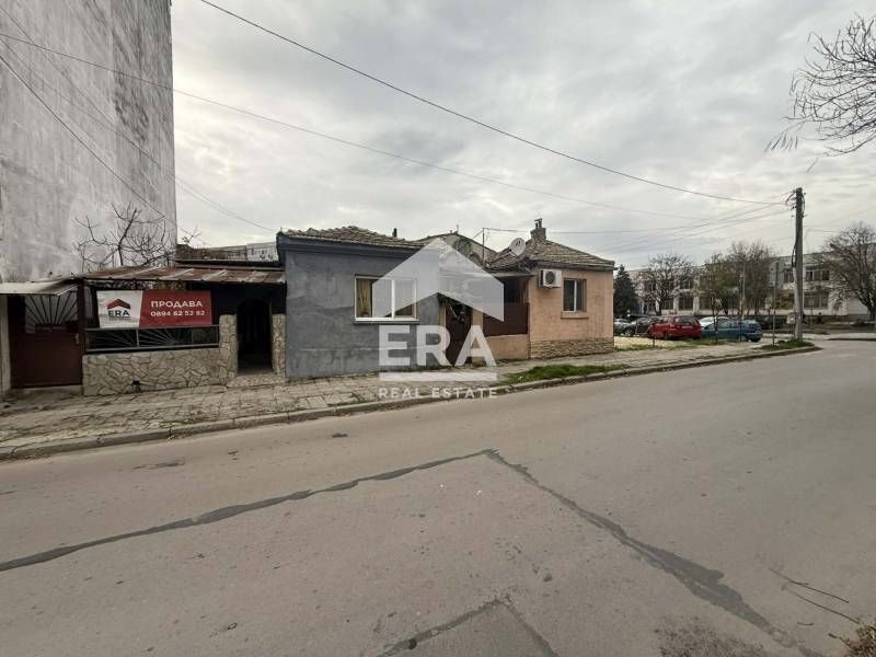 Ексклузивна, едноетажна, тухлена къща за продажба, с двор, на ул. Иван
