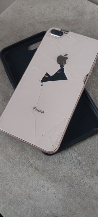 iPhone 8plus прадаю