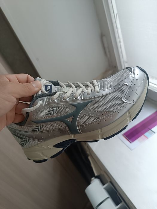 Кроссовки Mizuno