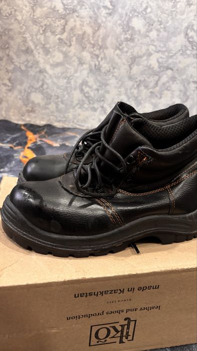 Продам робачие ботинки три пары