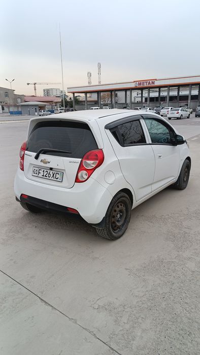 Спарк Сотилади ок ранги 1.25 матор  йили 2018.йенгича табло чикан