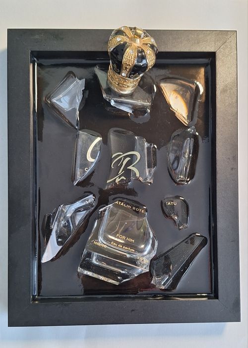 Tablou decorativ cu cioburi din parfum Cătălin Botezatu