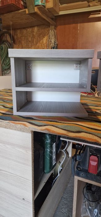 Vand 2 noptiere suspendate din pal, culoare nuc