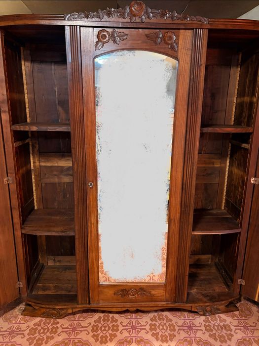 Старинен дъбов гардероб