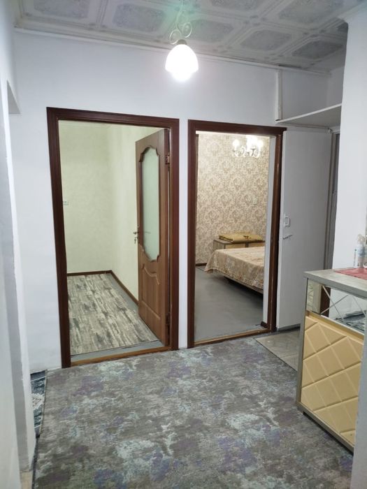 Квартира находится в учебном квартале рядом больница поликлиника парк