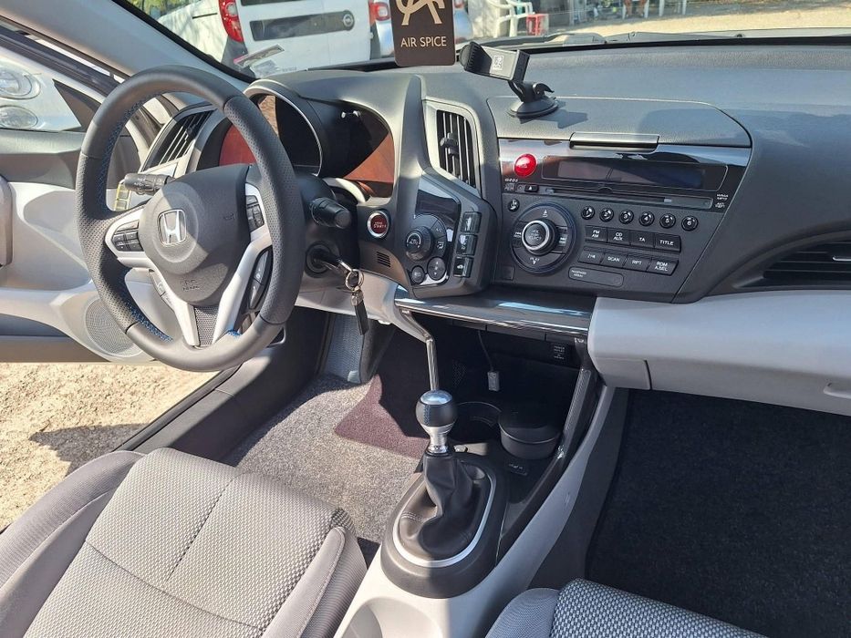 Продава се Honda CR-Z 1.5 Hybrid, 2010 г., в красив цвят бяла перла, с ръчна 6-степенна скоростна кутия