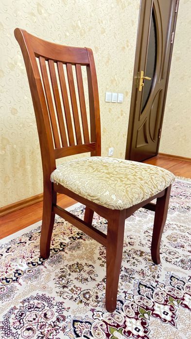 Stol va 8 ta stul sotiladi