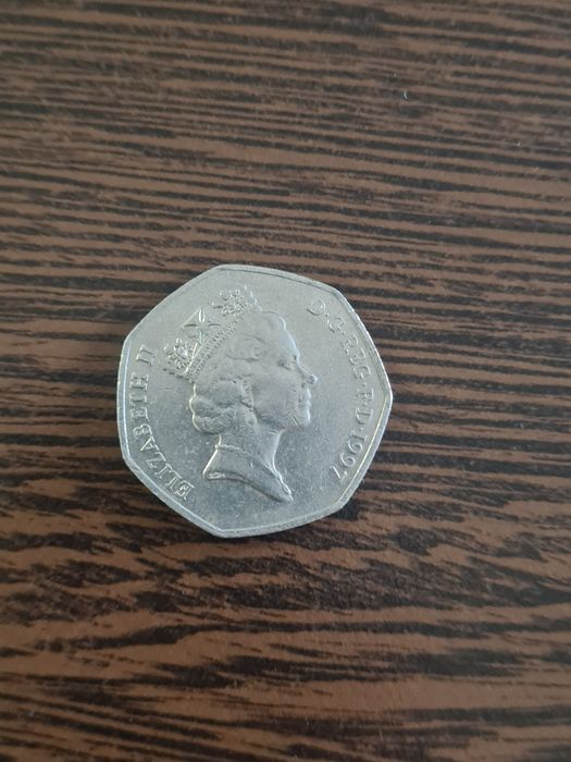 Vând moneda de 50 pence.