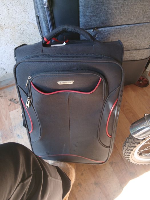 Продам чемоданы, сумку мужскую