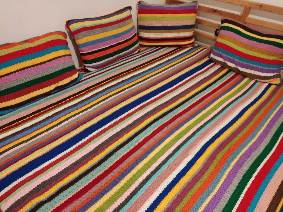 Ръчно излетен комплект на една кука - шалте с 4 калъфки за възглавници