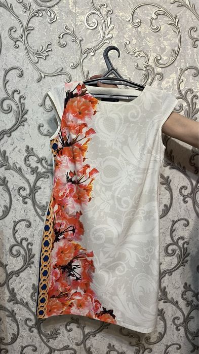 Продам 4 платья, одна по 2000 тг