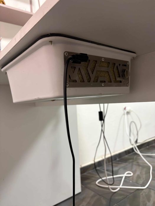 Бюро за маникюр , с вграден прахоуловител и настолна лампа