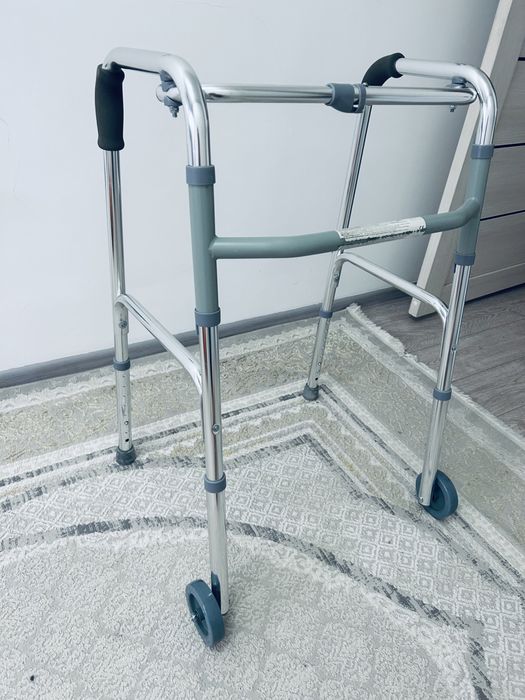 Шагающие ходунки для взрослых.