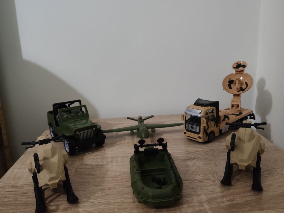 Набор игрушечной военной техники