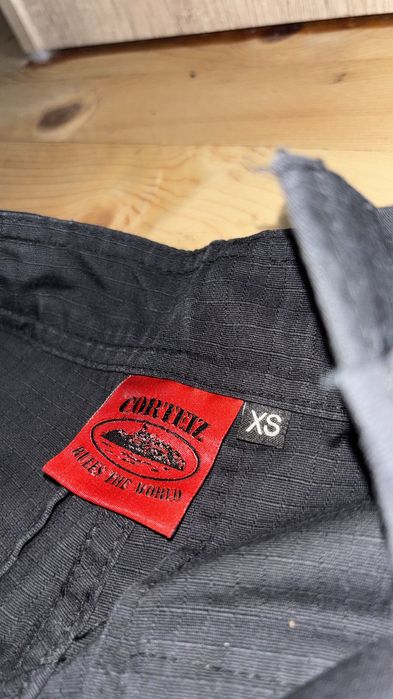 Карго панталон Corteiz черно-червен цвят рамер XS