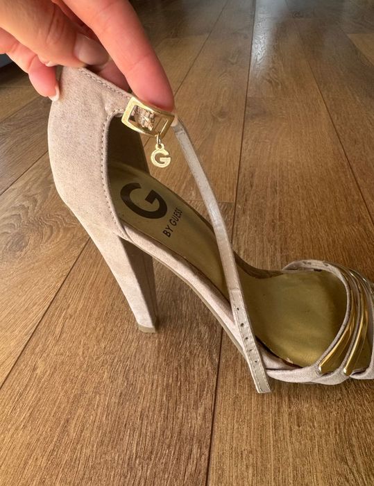 Обувки на ток, Guess