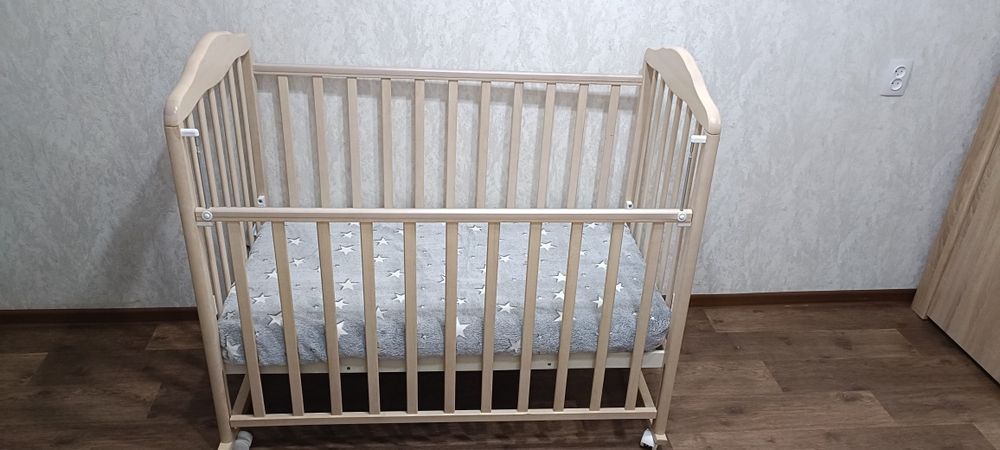 Детская кроватка с матрасом